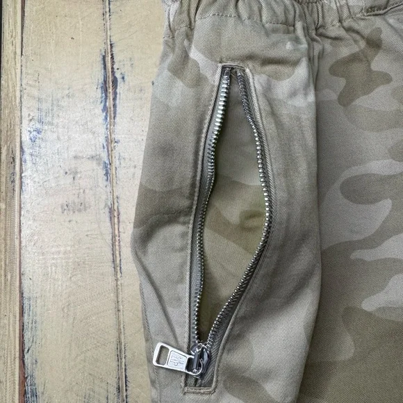 Moncler Pantalone Bermuda Camouflage Shorts - Picture 6 of 14